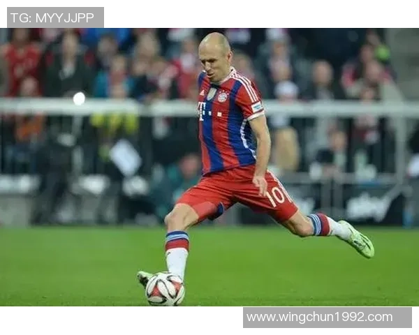 足球明星在海边的阳光下尽显风采与魅力的精彩瞬间