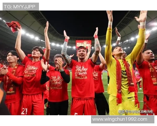 足球明星颁奖典礼盛况空前荣耀时刻见证球坛传奇与未来之星的辉煌交汇